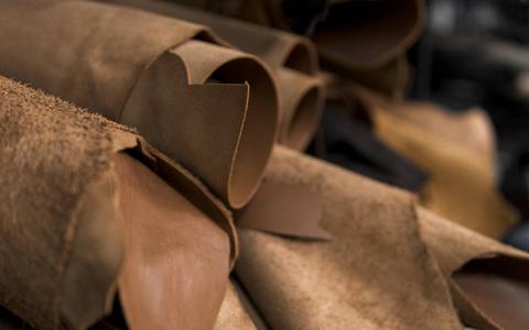 天然棕色红色皮革卷.生产箱包,鞋类,服装及配饰的原材料照片